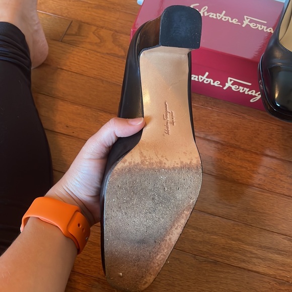 Salvatore Ferragamo black smooth and patent leather platform pump size 8 - Picture 8 of 9